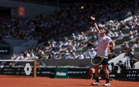 Tenis: Batacazo argentino en Roland Garros, Juan Manuel Cerúndolo aprovechó los problemas de Jannik Sinner y eliminó al 1° del mundo