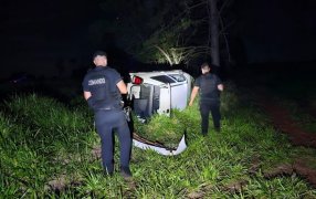 Misiones: Despiste y vuelco sobre la Ruta Provincial N° 103, en cercanías del acceso al Paraje La Reserva, dejó a una familia hospitalizada