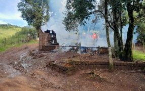 Bernardo de Irigoyen: Incendio consumió una vivienda, el propietario sufrió quemaduras y las pérdidas fueron totales