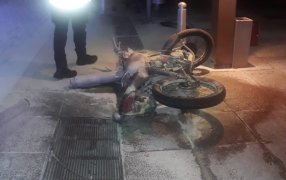 Un joven de 17 años, perdió el control de su motocicleta frente a un hotel y terminó hospitalizado, fue en la ciudad de Oberá