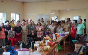 Apóstoles: Se reúnen para vivir la tradición de Pascua en cada barrio, acercando estas tradiciones a toda la comunidad