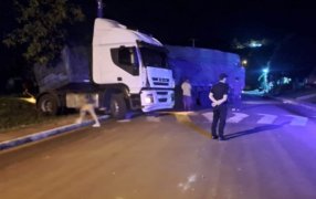 Camión que transportaba aceite en bidones despistó en la Ruta Provincial N° 215 y solo registró daños materiales