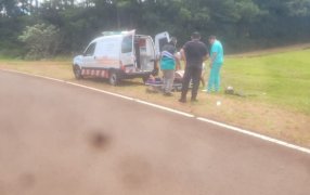Mojón Grande: Un siniestro vial con dos personas lesionadas, una motocicleta despistó y sus ocupantes debieron ser asistidos