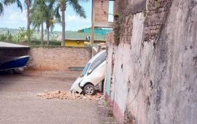 Oberá: Siniestro vial en un estacionamiento sin heridos, solo provocó daños materiales del automóvil en pleno centro de la ciudad