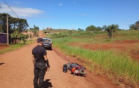 Siniestro vial en el Municipio misionero de San Vicente, una motociclista y un peatón menor de edad resultaron lesionados