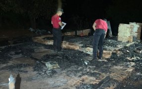 Incendio fatal en la localidad de Guaraní: Un joven falleció y detuvieron a un presunto sospechoso