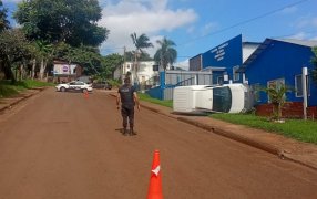 El Soberbio: Un hombre de 50 años resultó lesionado tras el vuelco de un vehículo utilitario, quedando su estado de salud sujeto a evaluación médica