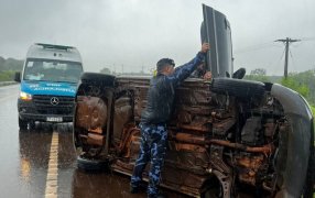 Misiones: Despiste y vuelco sobre la Ruta Nacional 14, un hombre resultó lesionado, fue trasladado en ambulancia al Hospital SAMIC en la ciudad de Oberá para recibir atención médica