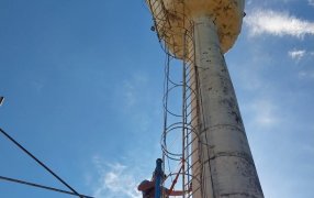 Apóstoles: La C.O.S.P.A.L., está realizando trabajos de reacondicionamiento en los tanques en el Barrio Perón, sumando una bomba de elevación más a la que ya funcionaba