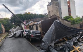 Posadas y Azara: Ráfagas de viento provocaron caída de árboles, cables y daños materiales,  durante la tarde de este día viernes