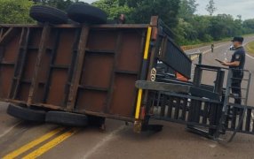 Misiones: Volcó un tráiler que era transportado por una camioneta en la Ruta Nacional N° 12