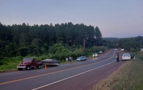 Transportaba un tráiler con una lancha se desprendió una rueda la cual impactó a otro vehículo, fue sobre la Ruta Nacional N° 12 y no hubo lesionados