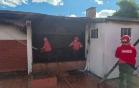 Posadas: Un quincho quedó destruido por un incendio en el Barrio Don Pedro, Bomberos acudieron al lugar y lograron sofocar las llamas, evitando que el fuego se propagara hacia otras áreas