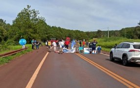 Puerto Libertad: Autoconvocados realizaron corte total de la Ruta Nacional N° 12, en reclamo por la conexión del suministro eléctrico para las familias