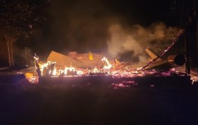 Incendio en vivienda dejó daños materiales, el foco ígneo se habría originado porque había dejado el ventilador enchufado e hizo cortocircuito