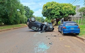 Posadas: Despiste de un vehículo dejó a una joven de 23 años con lesiones leves, el siniestro se habría producido al intentar estacionar el rodado