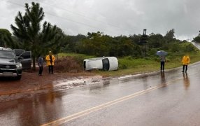 Despiste y vuelco sobre la Ruta Provincial N° 20 en el Municipio de Pozo Azul, una mujer fue derivada al Hospital