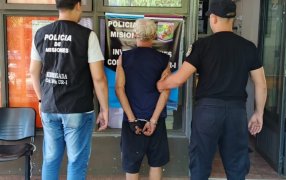 Posadas: Rompevidrios captado por cámaras mientras violentaba una ventana y sustraía herramientas de un taller, fue detenido en minutos