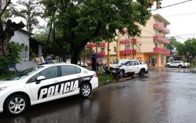 Posadas: Se llevó whiskys sin pagar y al escapar chocó un auto y un poste, habría estaba bajo los efectos del alcohol