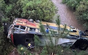 Misiones: Un colectivo cayó al cauce de un arroyo tras chocar con un automóvil sobre la Ruta Nacional N° 14, hay fallecidos y varios heridos