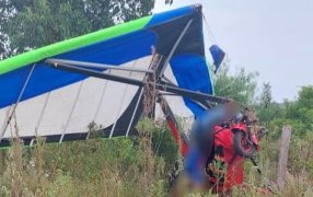 Apóstoles: Falleció al caer con el ala delta a motor en el que volaba, fue en inmediaciones a un campo del Aeroclub