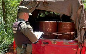 Misiones: Gendarmería Nacional incautó mil doscientos litros de nafta, que estaban en siete tambores y era transportada sobre una camioneta
