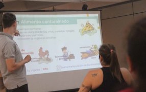 Posadas: Feriantes gastronómicos se capacitan para obtener el carnet de manipulación de alimentos