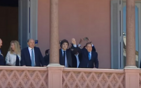 El Primer Mandatario argentino Javier Milei recibió a Edmundo González Urrutia, Presidente electo de Venezuela, y saludaron desde el balcón de Casa Rosada