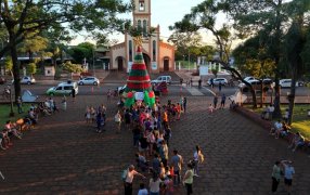 Apóstoles celebró la Navidad con la llegada de Papá Noel, quien recorrió las calles de la ciudad en una caravana y finalizó en la Plaza San Martín
