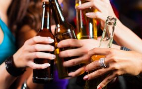 La máxima autoridad de salud de Estados Unidos pide que las bebidas alcohólicas lleven etiquetas por aumentar el riesgo de cáncer