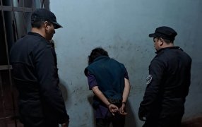 Un hombre de 43 años falleció luego de protagonizar una gresca, fue herido con un arma blanca en el pecho y hay dos detenidos