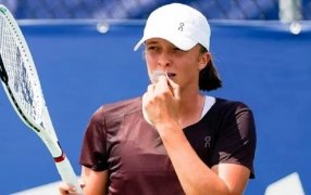 Tenis: El curioso método de entrenamiento Iga Swiatek, se tapó la boca con cinta
