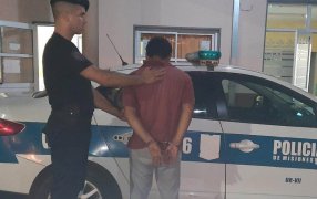 Apóstoles: Un individuo de 20 años causó disturbios en una dependencia policial, se retira del lugar a bordo de una motocicleta, conducía en estado de ebriedad y fue detenido