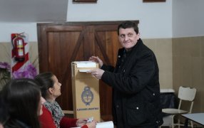 Apóstoles: El Ministro Adolfo Safrán emitió su voto en el Instituto Superior Cristo Rey