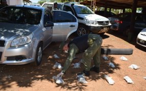 Gendarmes incautaron estupefaciente que era trasladado en el interior del tanque de combustible de un vehículo, manejado por paraguayo