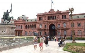 Tras la devaluación, Gobierno analiza aumentos en tarifas, combustibles y canasta básica