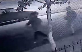 Misiones: Dos jóvenes intentaron incendiar un automóvil en la localidad de de Concepción de la Sierra, quedaron registrados en las cámaras y la Policía los demoró