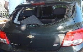 Posadas: Destrozó a martillazos el automóvil de su ex y terminó detenida