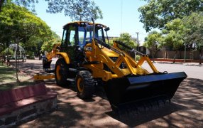 Misiones: El Municipio de Apóstoles incorpora nueva cargadora frontal con retroexcavadora, con el objetivo de mejorar la eficiencia y calidad de los servicios que presta a la comunidad