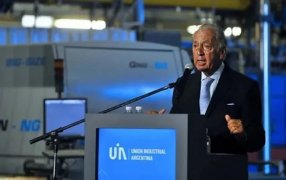 Asegura que distorsionaría acuerdos: La Unión Industrial Argentina criticó la suma fija para subir salarios y pidió respetar las paritarias