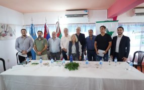 Impulso al Desarrollo Industrial en Apóstoles: Firma de Acta y Entrega de Permisos de Ocupación