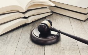 El Tribunal Superior del Reino Unido dicta una victoria absoluta para la familia El Husseiny en el caso contra Invest Bank UAE, respaldado por Burford Capital