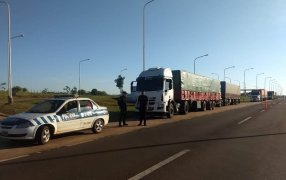Apóstoles: Tras el rápido accionar policial se retuvieron siete camiones con cargas irregulares de granos de soja, habrían ingresado a la provincia por caminos alternativos, para evitar los controles fiscales