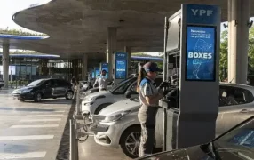 Menor suba en 12 meses: YPF aumentará el precio de sus combustibles la semana que viene