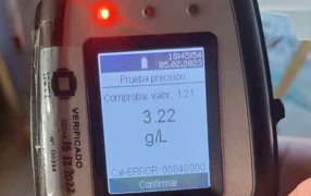 Misiones: Automovilista de 53 años con 3,22 gramos de alcohol en sangre terminó en la vereda de una casa y detenido