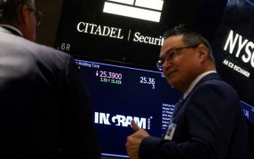 Riesgo país perforó los 1.000 puntos por primera vez en cinco años, cayó 6,7% en el día, a 966 puntos básicos