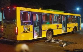 Posadas: Falleció un motociclista de 22 años tras colisionar contra un ómnibus del transporte público