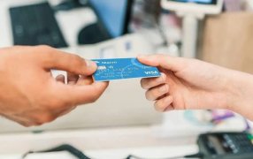 Recomiendan el uso de tarjetas para evitar filas en cajeros y bancos