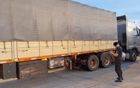 Apóstoles: Se retuvo un camión con carga de granos de soja, tras evadir el control fiscal de la Agencia Tributaria Misiones