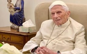 Miles de fieles en todo el mundo oran por la salud de Benedicto XVI